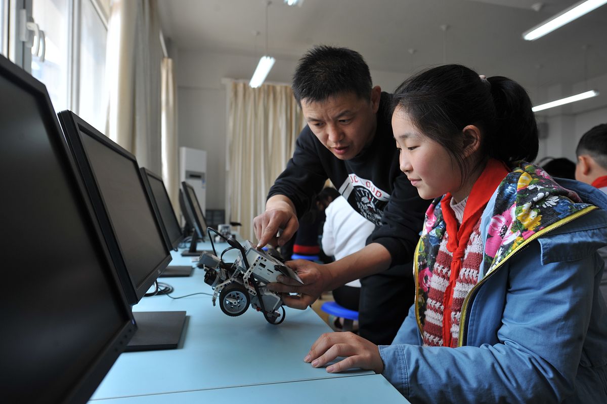 请降低这段文字的重复率了解教师在机械基础课程相关的教学资源、教学环境、教学内容、教学课题、教学方法、评价方式等方面的情况。通过与教师的访谈进一步充分了解并总结出中职机械基础课程中存在的一些问题及出现问题的原因。从而有针对性的进行研究以及实施指导课程教学改革的措施为教学模式改革做好铺垫。