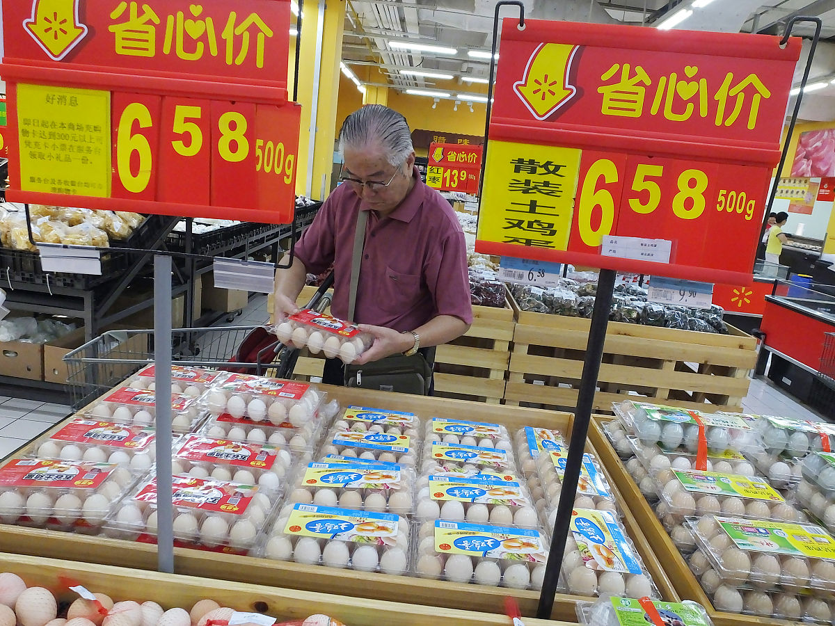 2016年9月9日,湖北宜昌,市民在超市里选购鸡蛋.