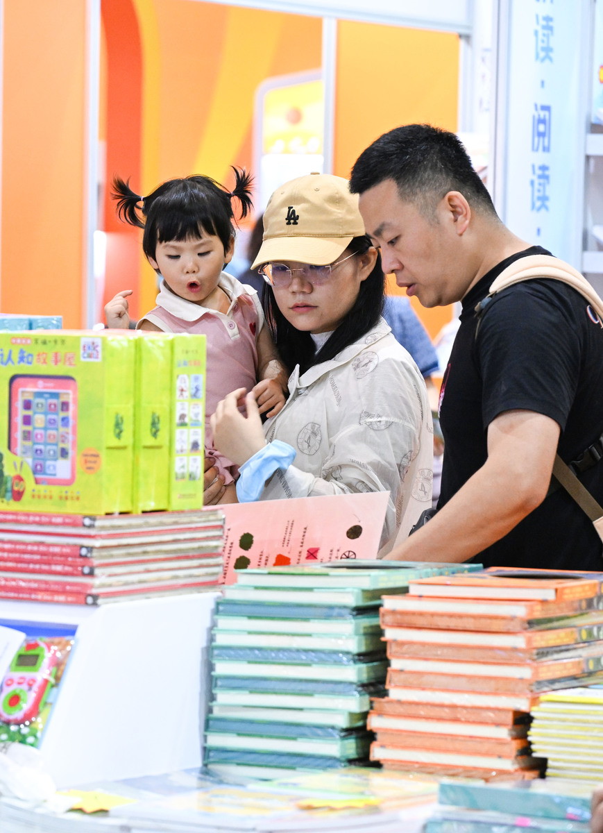 让每个孩子的梦想都有回应的捐书活动写一个不少于30个镜头的分镜脚本