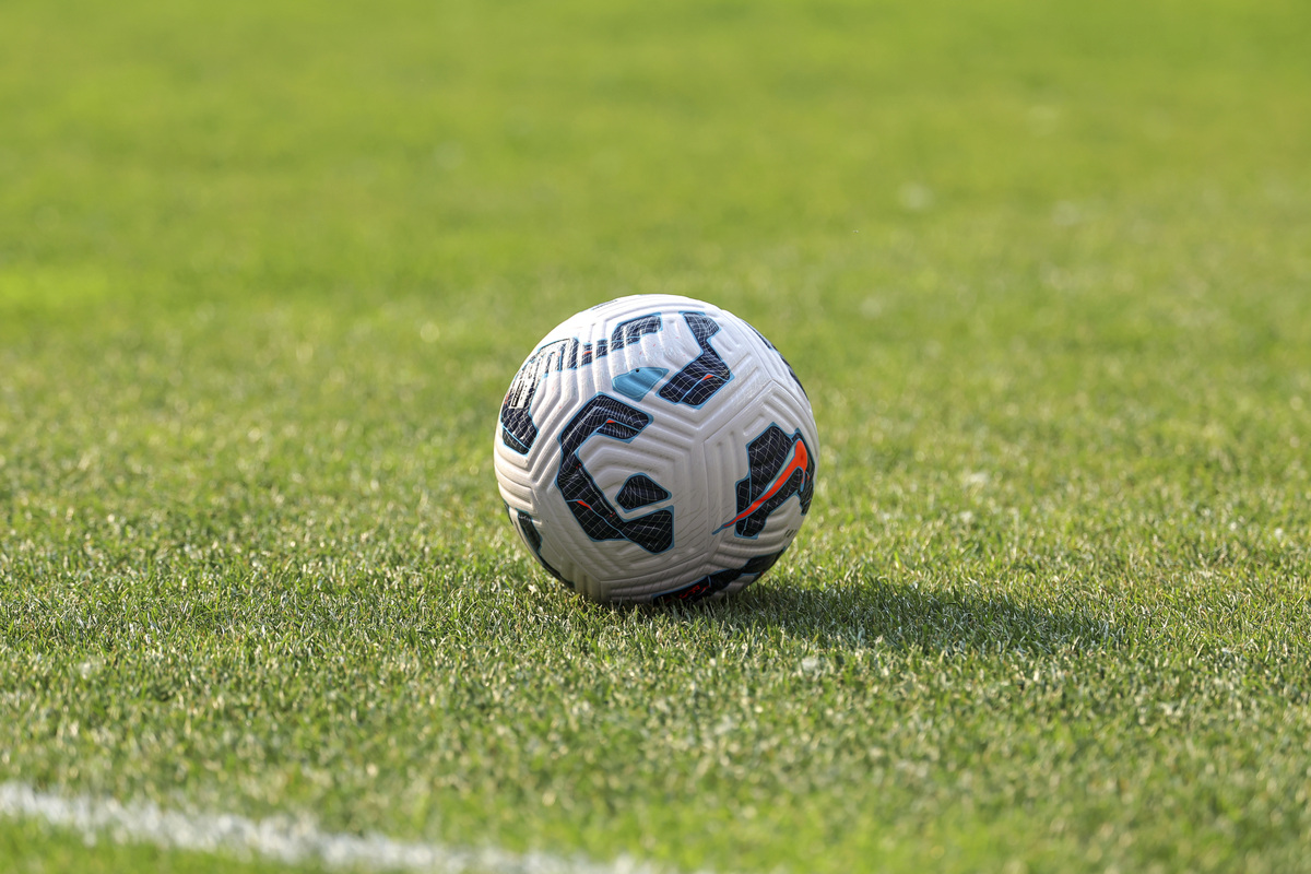 现代足球技术特点：专业化、快速节奏、多样化动作