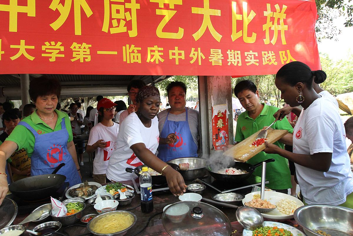 2013年7月11日,浙江温州,市民嘴里塞满的中外风味的菜肴,一时分不清哪