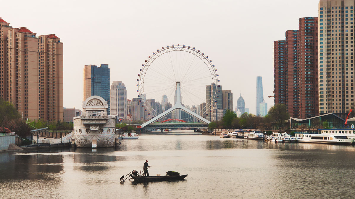 2019年4月6日,天津海河上,天津之眼摩天轮,和清晨的小船构成了一幅城
