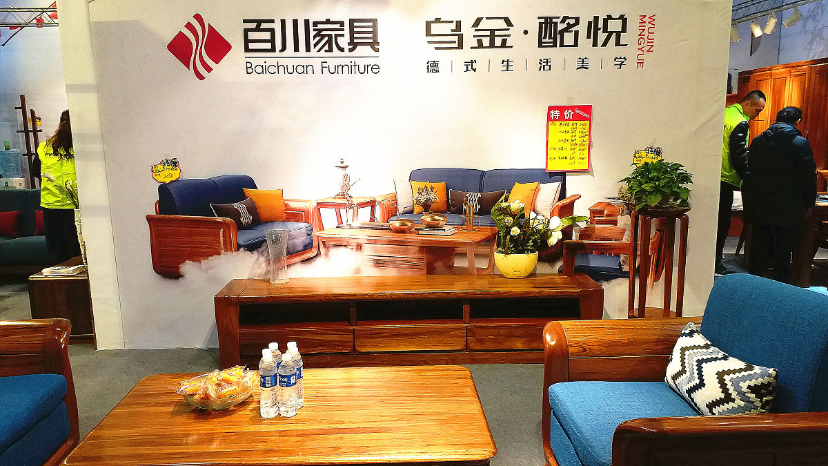 2018年3月9日,北京,博览会现场展出的各种商品.