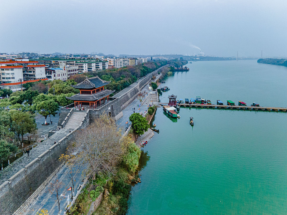2022年1月13日,江西省赣州市,章贡区清晨的贡江河畔风景.