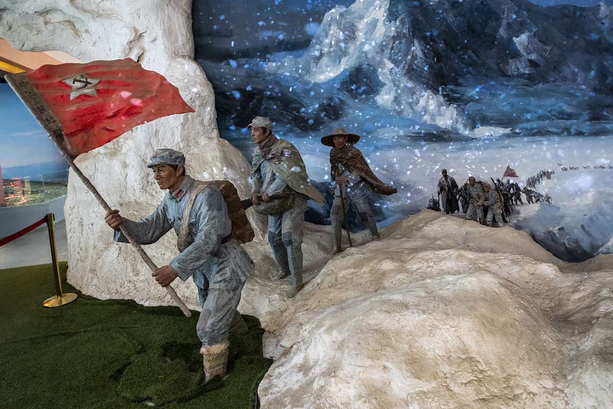 用两句话简短说明一下红军翻雪山过草地中遇到的困难。