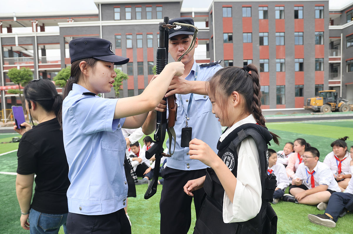 警校生娱乐活动报告：团队协作与个人成长