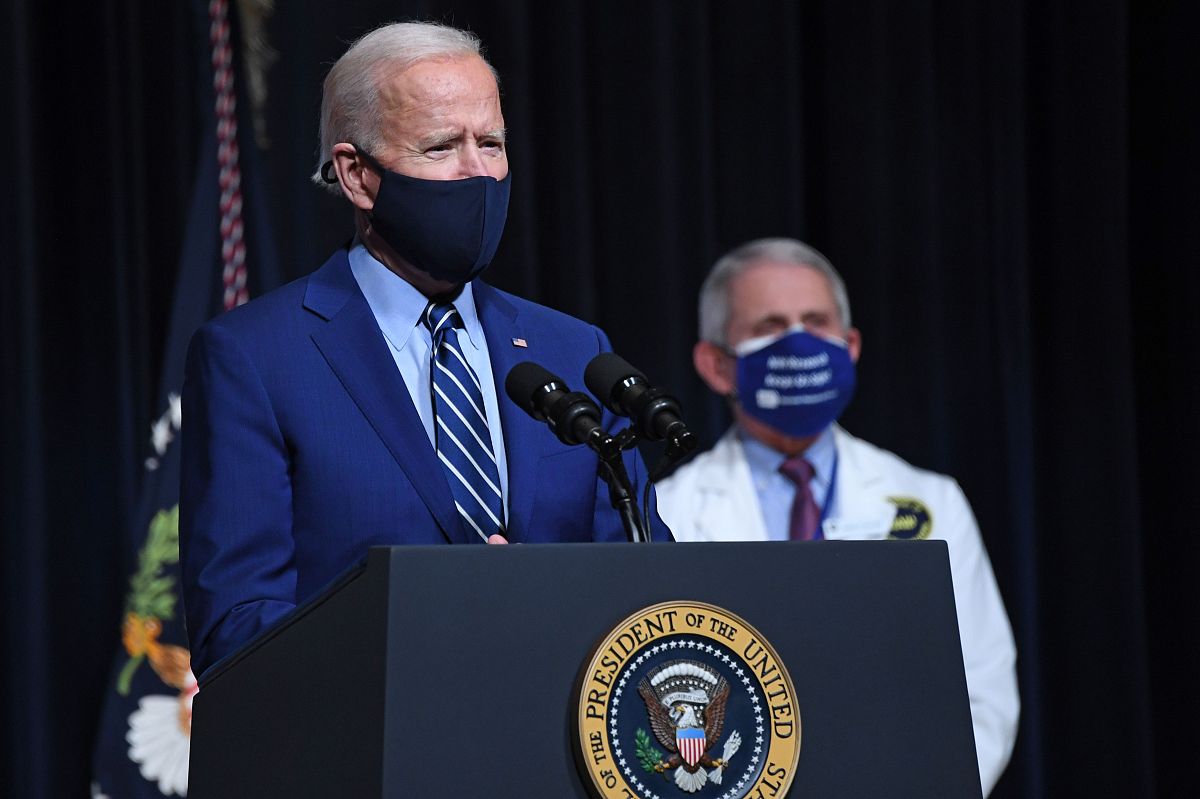 背景：你是护理学跨考公共卫生（重大传染病临床研究方向），考研复试现场，老师正在提问你
问题：大学你最喜欢哪门课（流行病学），说出原因，用一个特别的故事来打动老师（英文回答+中文回答）