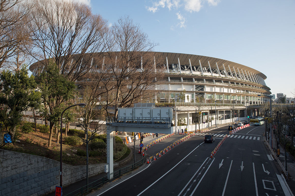 2020年2月17日,日本东京,2020东京奥运会前瞻,市民合影五环标志.tokyo