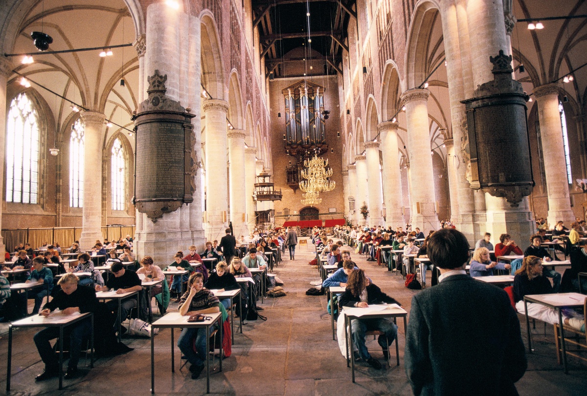 剑桥大学中世纪历史：从神学到自然科学的学术中心