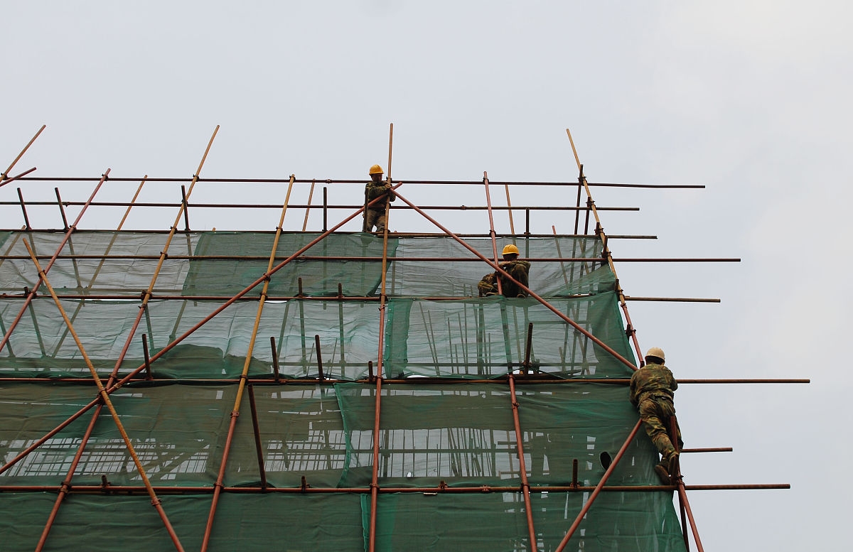 外装修施工安全规范指南：脚手架、洞口防护、用电安全等