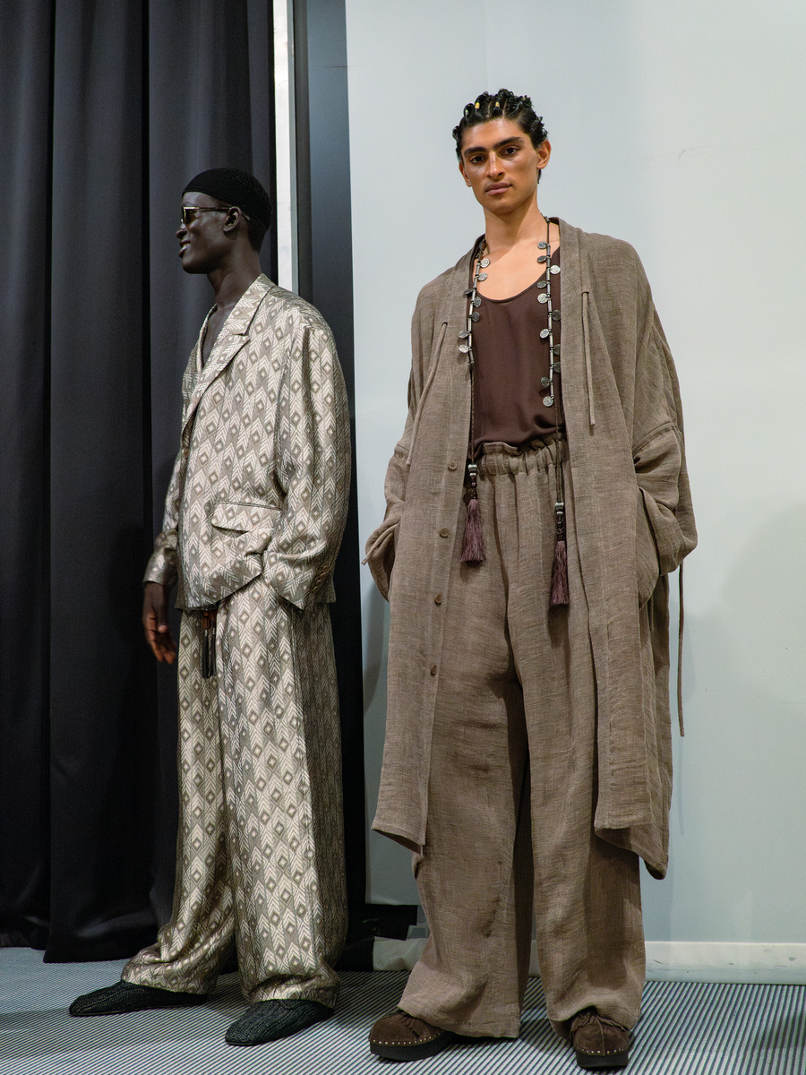 根据以下内容编写一篇时尚资讯不少于五百字： 【Louis Vuitton Spring 2024 Menswear】路易威登新任男装创意总监 Pharrell Williams 为品牌打造的首个男装系列于巴黎新桥亮相。整场秀随处可见LV经典棋盘格元素大小不一颜色各异的格纹组合成为亮点迷彩马赛克、风景画马赛克绘于服装之上创意十足同时颇具美感。包包一直以来都是LV世界里最具活力的成员之一这个系列加入