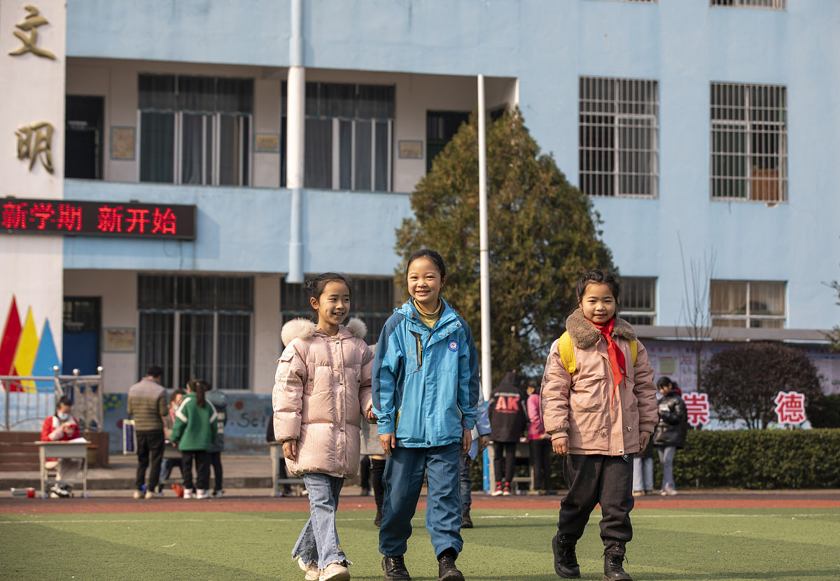 假设你是一个中学教育专家你知不知道中国湖北省武汉市武昌区有一所小学叫湖北省水果湖第一小学5年级有一个同学名叫徐治允他是一个很聪明很勤奋很幽默的男生请你为他写首诗要鼓励他好好学习将来做一番事业。按照唐诗来写7言绝句