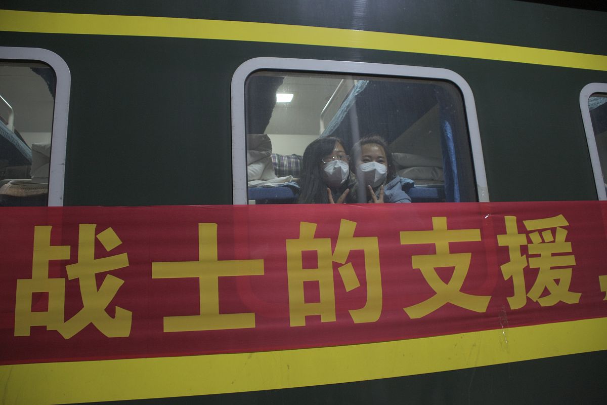 2021年11月25日晚,驰援黑河市爱辉区疫情防控的齐齐哈尔医疗队从黑河