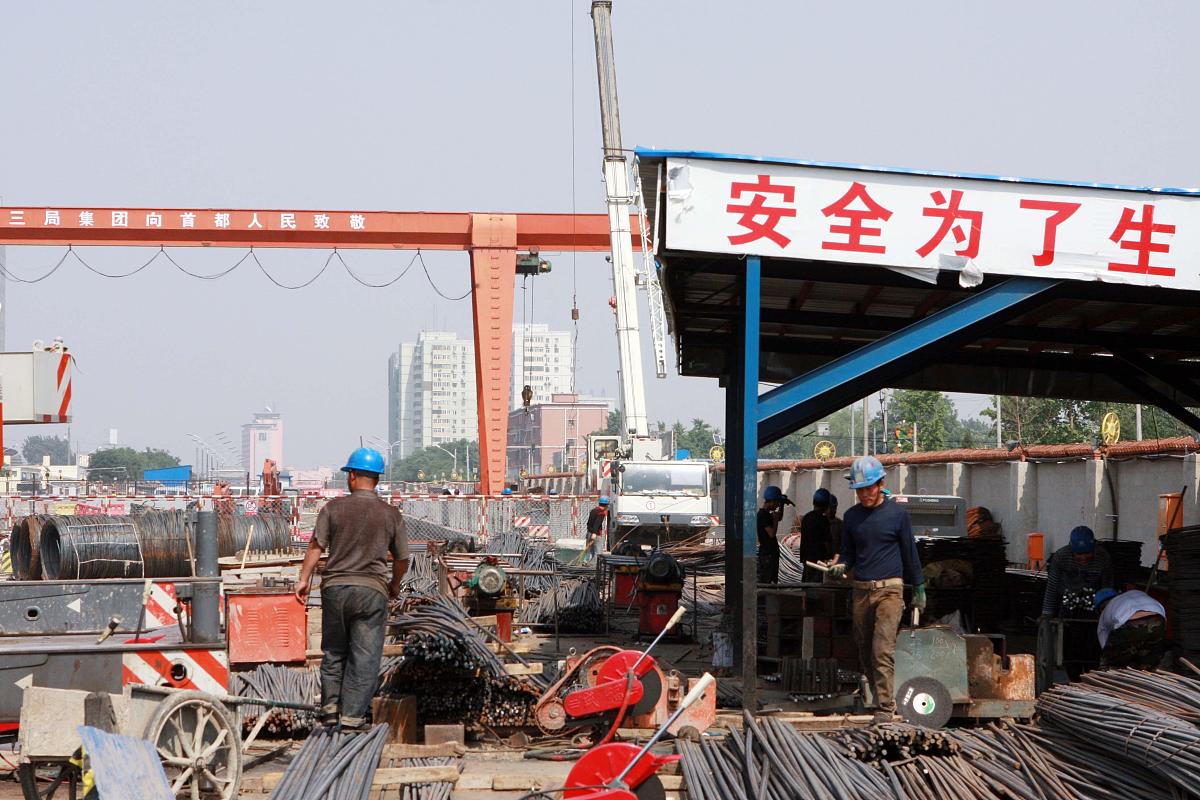 土建专业安全负责人职责：确保施工现场安全生产