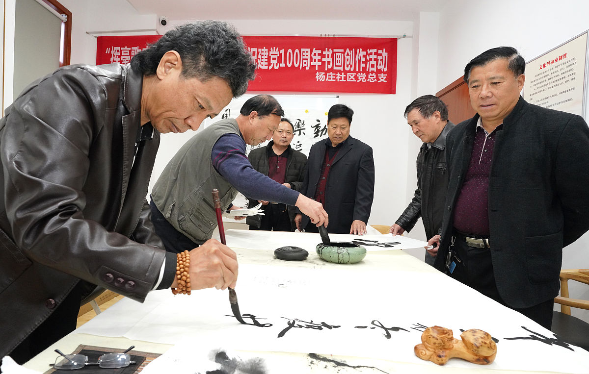 2021年11月10日,郑州,一社区服务中心内,老人们在练习书法.
