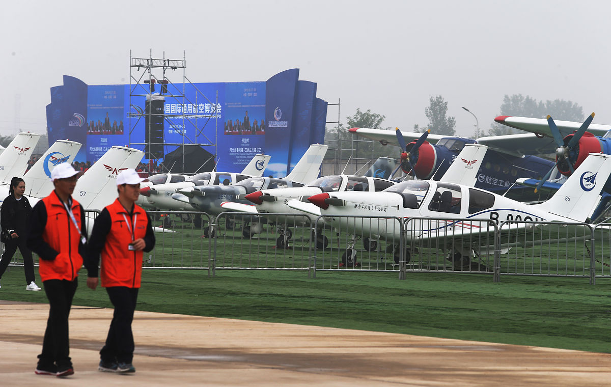 飞行技术与工程学院举办《空中领航学》内培会议，张琮凯老师授课
