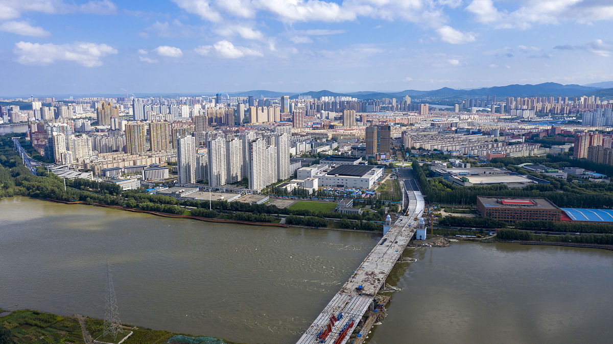 2020年9月11日,吉林,航拍正在建设中的白山大桥.