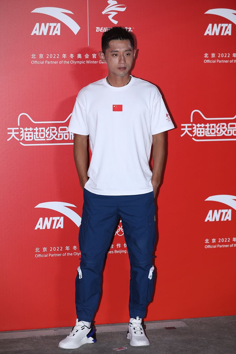 根据下面内容洗稿重新写一篇全新文章4月3日午间话题安踏删除张继科宣传物料登上微博热搜第一位。安踏客服回应称目前已终止和张继科的所有合作。此前报道：安踏官方微博已无张继科旗舰店下架张继科宣传物料近日有关张继科借钱欠债及传播女演员隐私视频的传闻持续发酵。2日晚媒体人李微敖回应张继科事件曝光相关证据并称自己遭到网暴。3日有网友发现安踏的官方微博已无法搜索到与张继科有关的内容其官方旗舰店也已下架张继科宣传