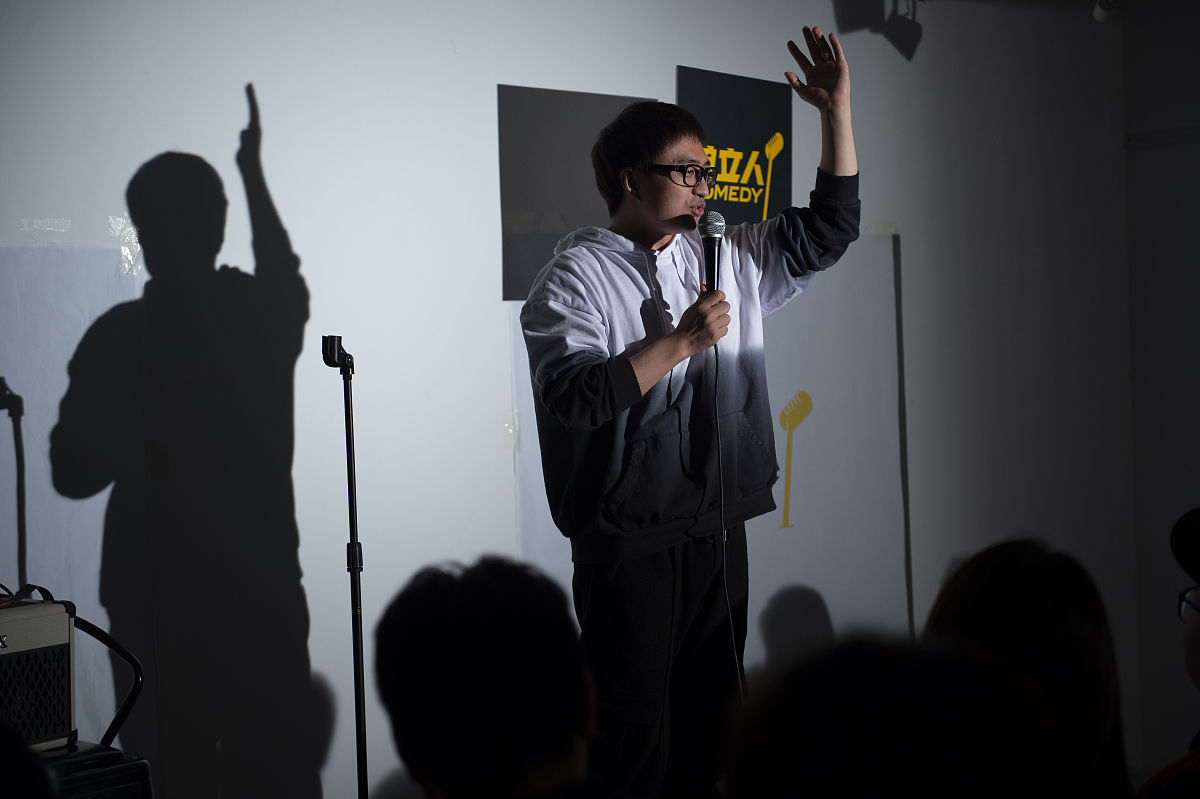 2019年3月28日晚,刘旸在北京cbd 内一家书店的小剧场里进行单口喜剧演