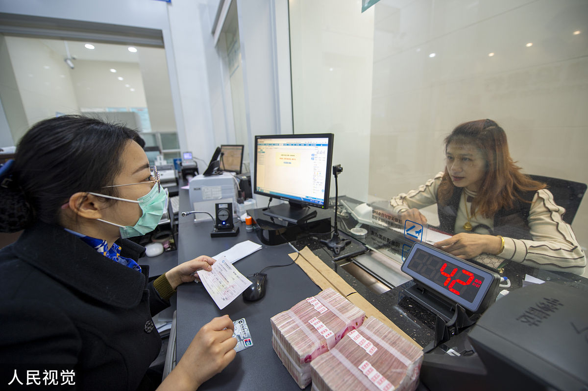 以人民银行的身份对商业银行的现金处理业务进行摸底调查根据一下几点编制一份详细的调查问卷。1了解各商业银行是否自有清分中心清分中心面积、地理位置、交通情况。2了解各商业银行清分中心运管模式租借其它商业银行还是与其它银行合作如果外包采用何种方式以及费用问题。3了解各商业银行从事清分工作人员数量工资收入人员编制情况人员退休情况。4、了解各商业银行清分中心日清分量、年清分总量；主要耗材及使用量。5、了解各