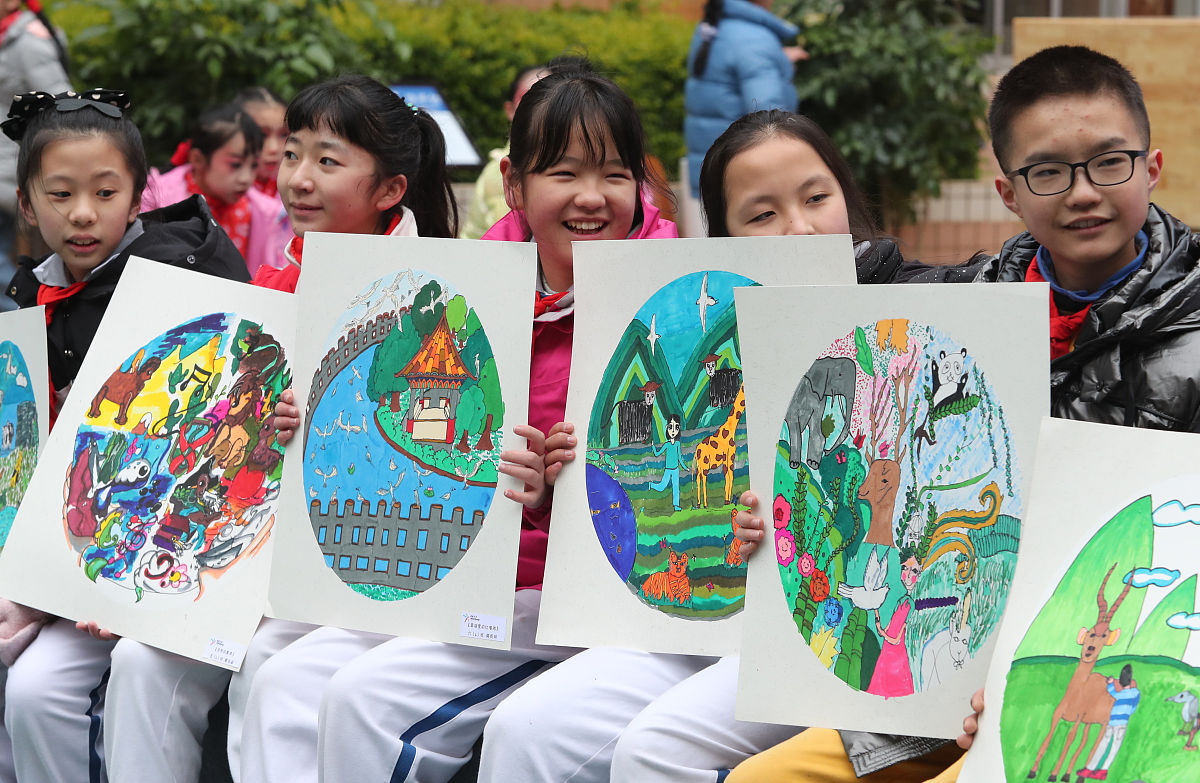 2020年12月30日,云南省昆明市,五华区武成小学同学把五彩缤纷的云南生