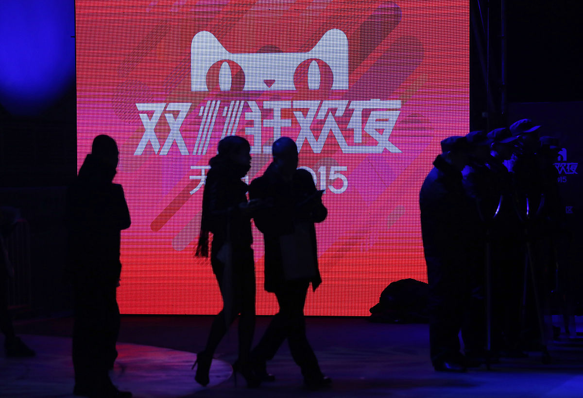 2015年11月10日,北京,"天猫2015双11狂欢夜"在水立方亮相.观众走过水
