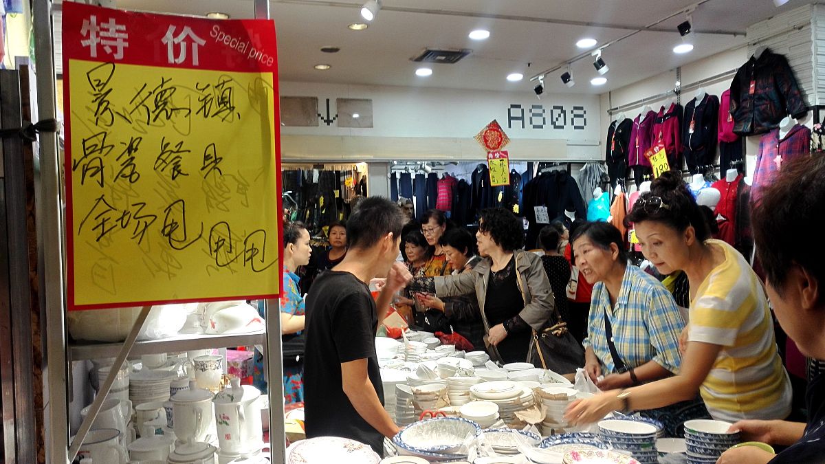 2018年9月26日,北京西城官园批发市场闭市前几天,商家大幅打折甩货,购