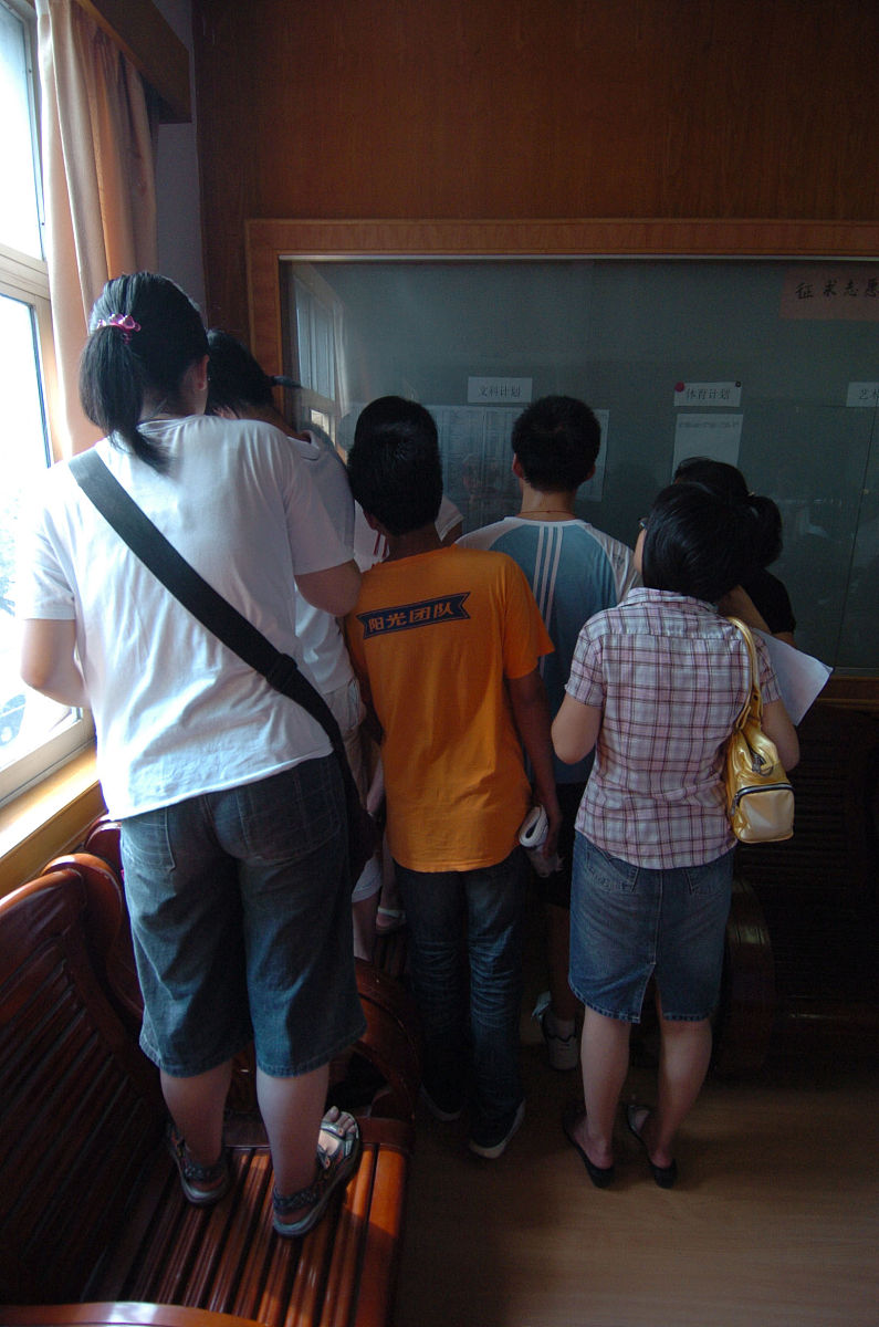 请问学生打架父母不赔医药费班主任该怎么做作为班主任首先需要明确学生打架是不符合校规和法律的行为需要进行严肃处理。其次需要与学生家长进行沟通强调家长应该对孩子的行为负责并承担医药费用。如果家长仍然拒绝承担费用可以向学校领导汇报由学校采取相应措施。同时还需要对打架的学生进行教育和引导帮助他们认识到错误改正行为。继续