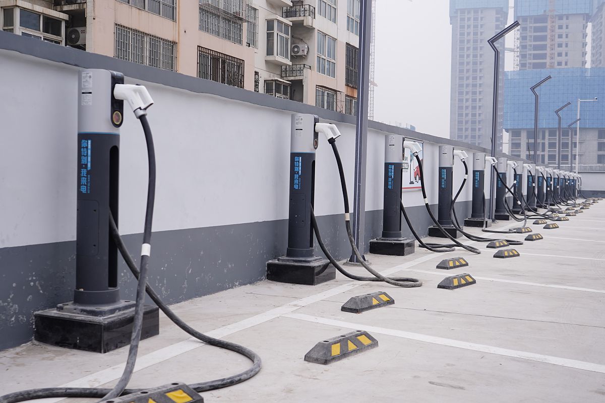 请根据以下信息写出论文的摘要结论：电动汽车及其配套充电设备的研究和推广对于解决能源危机和环境污染问题具有重要意义。例子：本课题研究的交流充电桩控制系统可以促进我国电动汽车行业的发展丰富充电网络为实现新能源汽车普及提供了基础设施支持。不超过200字