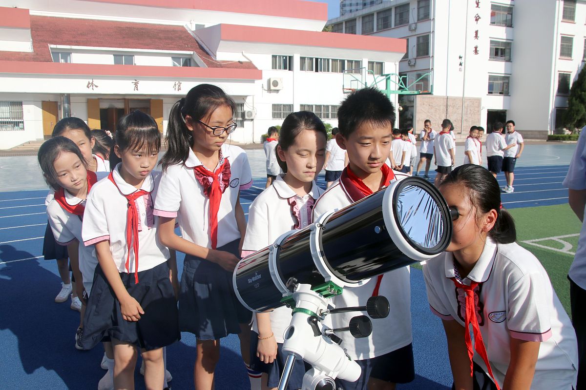 2021年9月24日,江苏苏州高新区实验小学的学生在"天文科普进校园"活动