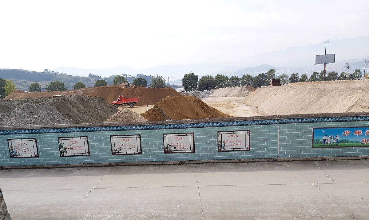 10平方米铺设10厘米厚砂石料需要多少？详细计算方法