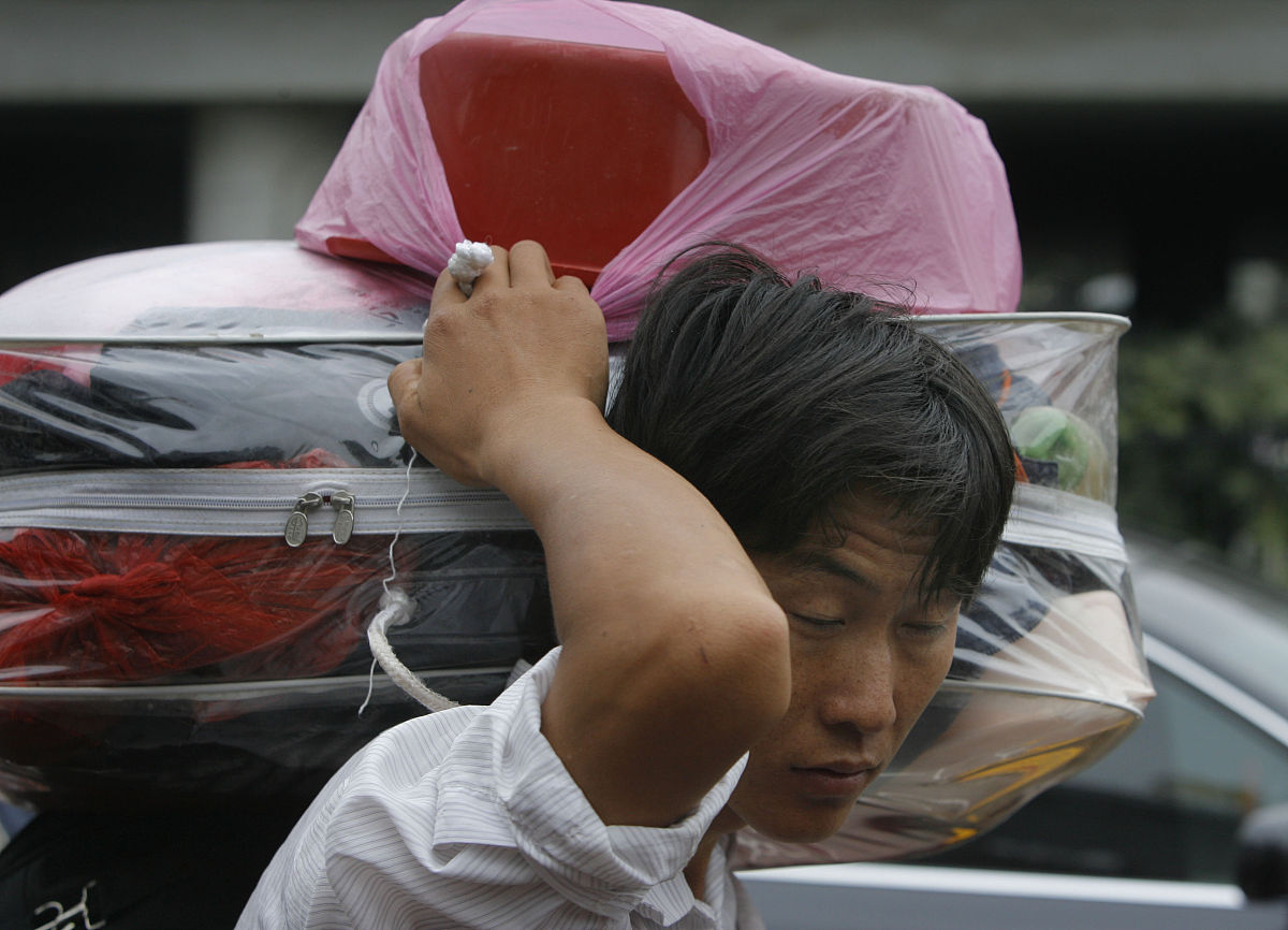 三四十岁的聋哑男子辛辛苦苦捡的啤酒瓶被别人抢了他嚎啕大哭你认为他只是在