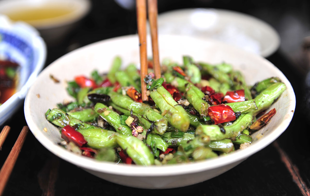 请根据以下模板写一份相似的文案使其更有画面感食欲感更加诱惑力文字数量大致相同吃夜宵必点的就是这道凉拌毛豆香辣脆嫩非常好吃毛豆买回来第一步就要冲洗干净洗干净后再剪去两头便于入味水烧开后多放一点盐加食用油可以让烫出来的毛豆更加的脆水开煮个5分钟左右再捞出来过一遍凉水放小米椒蒜末生抽蒸鱼豉油陈醋白糖花椒粒用热油激发出香味最后用你的左手抓拌均匀即可开吃记得收藏起来