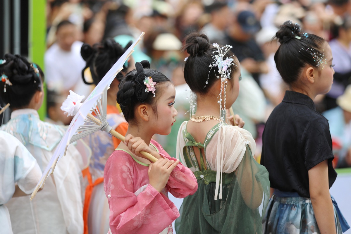 青少年群体接触汉服文化的方式单一亲身参与的机会较少