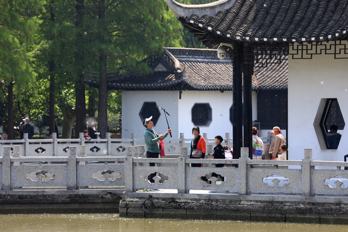 扬州扬州位于中国江苏省中部是一个具有悠久历史和文化底蕴的城市。扬州不仅拥有众多名胜古迹还是中国四大菜系之一的扬菜的发源地。著名的景点包括瘦西湖、个园、何园、东关街等。此外扬州还是唐代著名诗人李清照的故居所在地。总体来说扬州是一个文化底蕴深厚、自然风光秀美、美食丰富的旅游胜地。参照纳兰性德的风格写首诗扬州瘦西湖水波荡漾如绿玉。何园、个园皆韵味东关街上古韵浓。扬菜香气四溢鲜美可口令人垂涎。李清照诗意悠