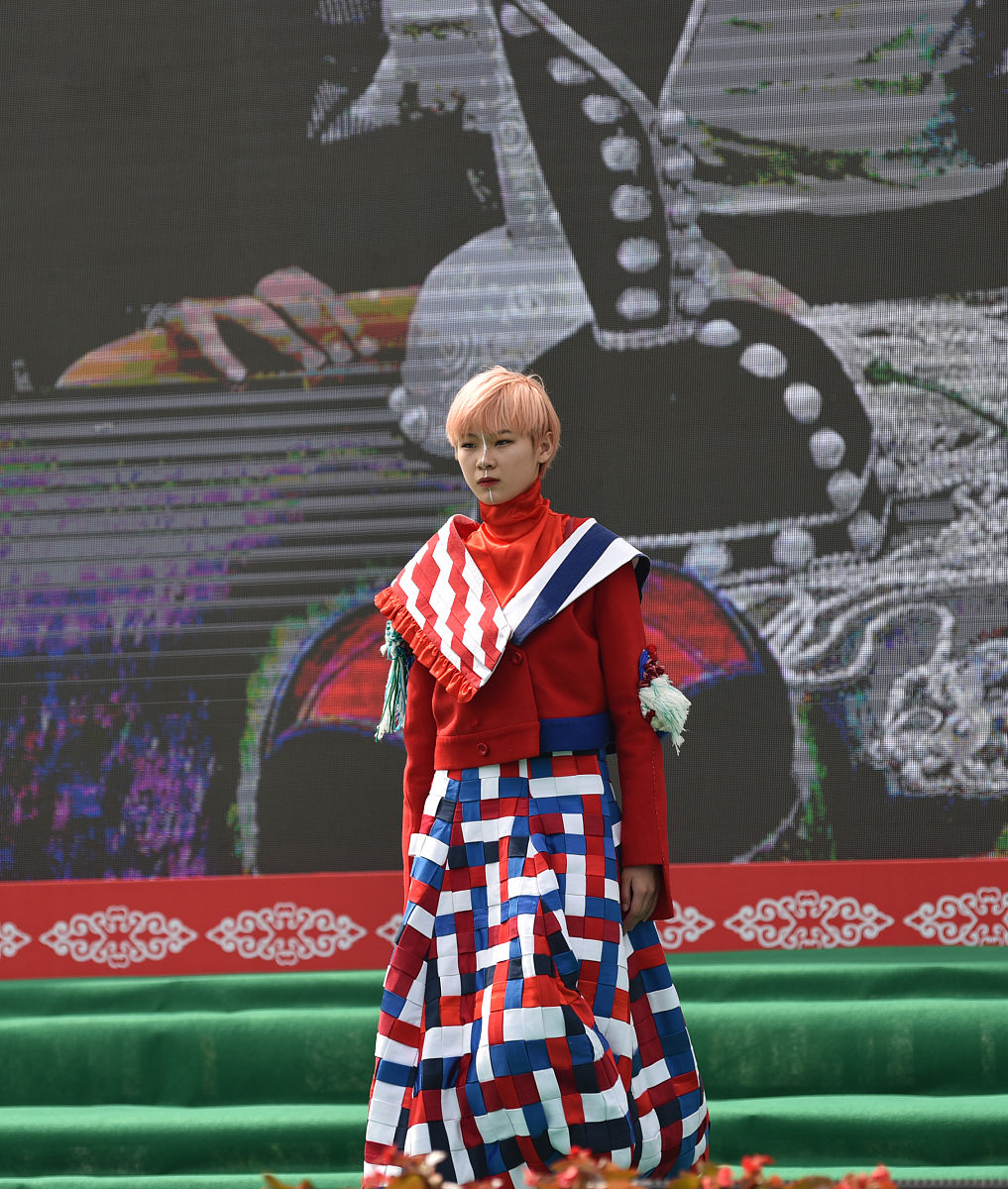 2021年7月10日,吉林松原,查干湖,独具地域特色的蒙古族服饰展.