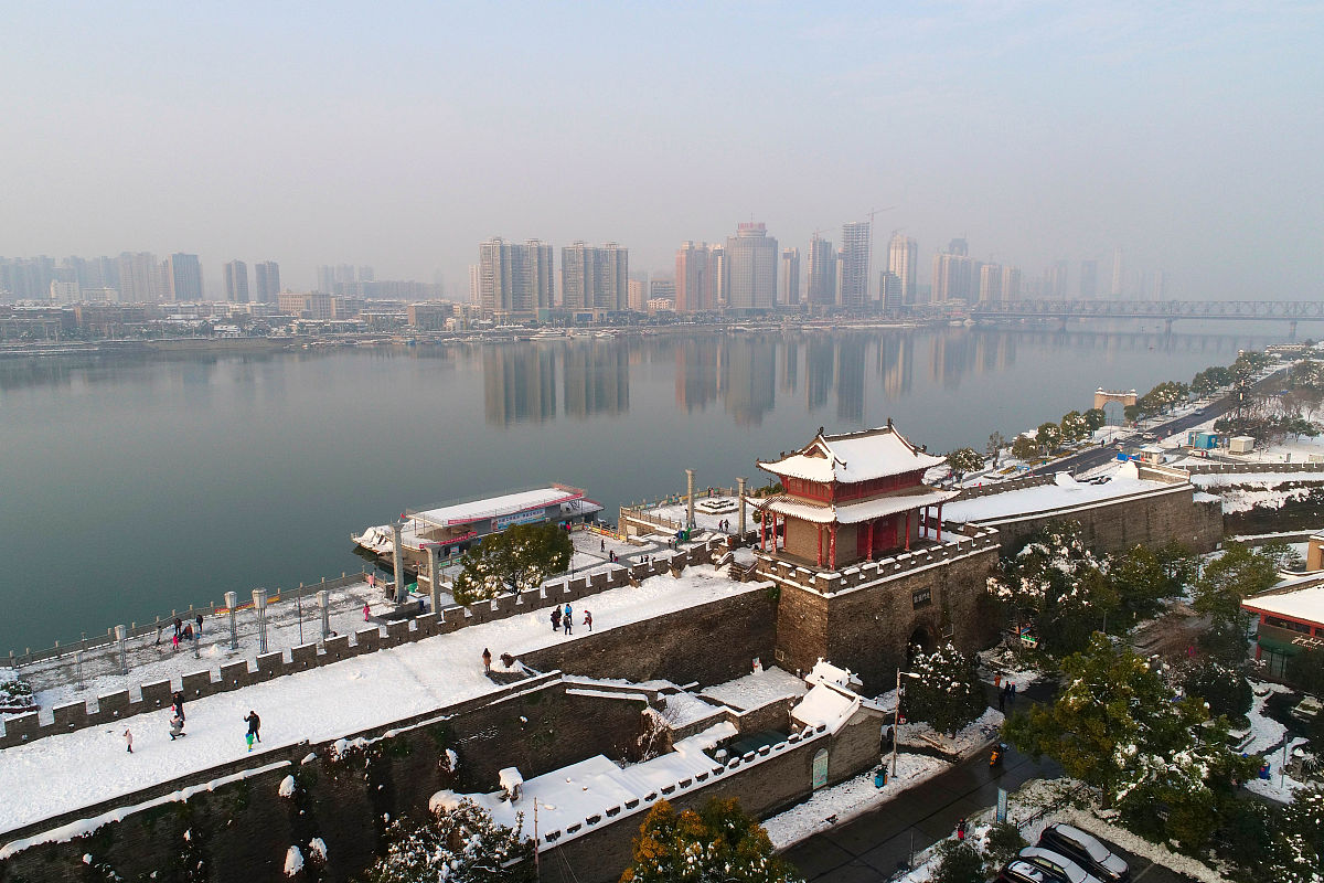 2018年1月7日,湖北襄阳,雪后初晴,人们纷纷来到古城墙上拍照游玩.