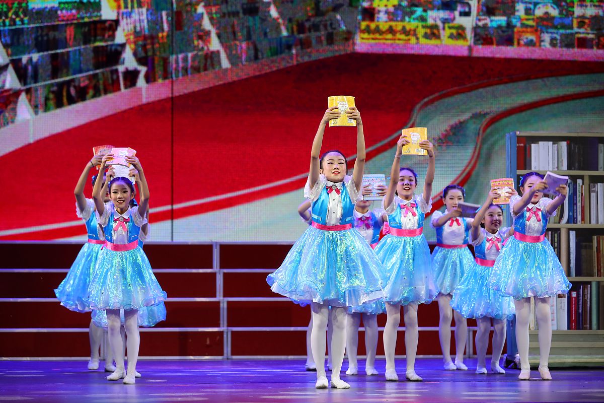 明日之星小学生版第三人称100字