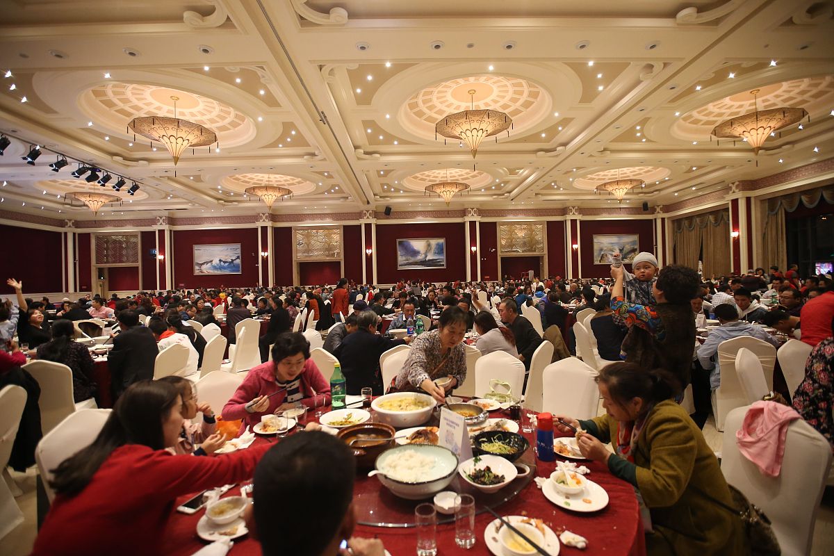 我组织了一个颁奖典礼活动邀请了一些嘉宾来参与负责为获奖者颁奖。在颁奖活动之后还有一个聚餐畅聊环节我想邀请那些已经答应参与颁奖的嘉宾们在颁奖完之后继续参与到聚餐活动中来请问我应该如何表达能显得得体而有吸引力？我与嘉宾们是在微信中沟通的所以请你更日常与口语化并且像日常沟通那样尽量地简短些