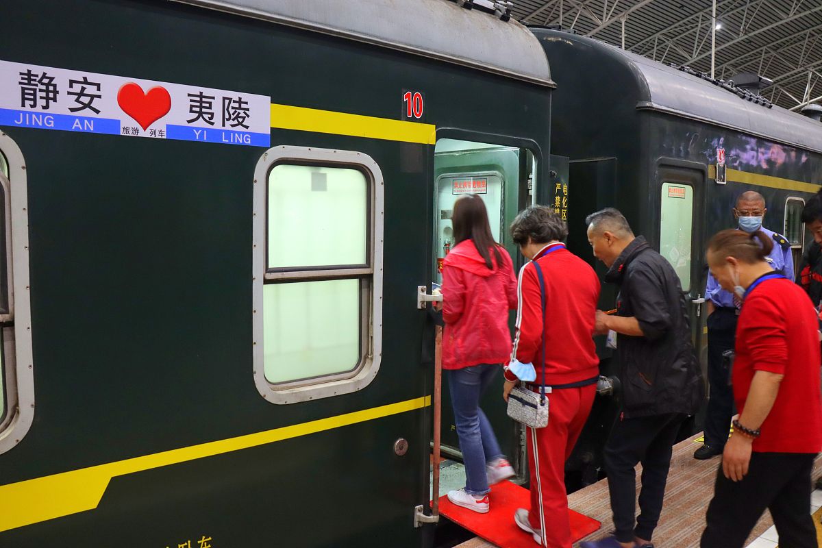 文广旅局迎接旅游专列，游客畅游文化名城，促进旅游产业发展