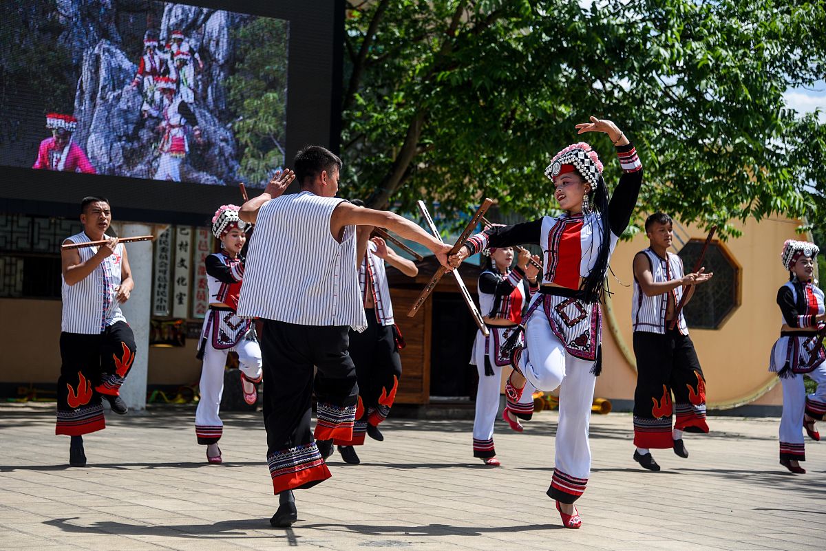 2020年5月15日,云南红河州弥勒市可邑小镇景区正在上演热烈奔放的民族