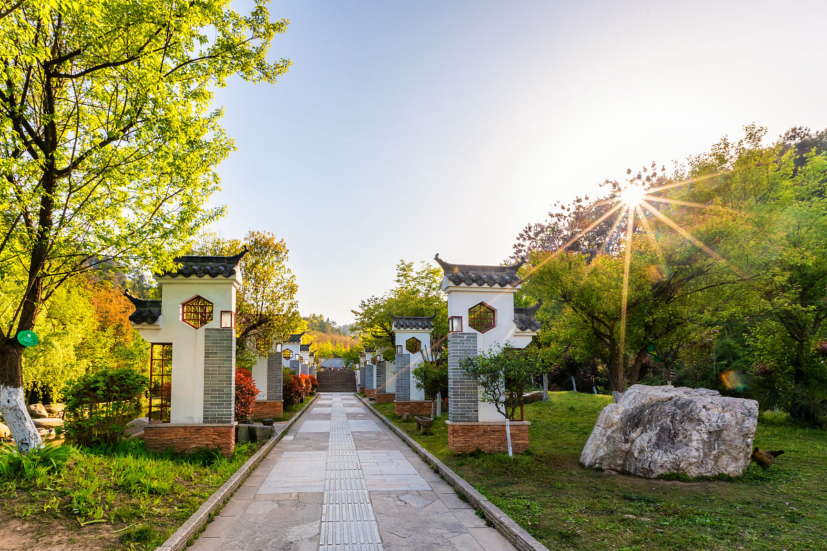 请列举武汉大学调研团队农村建设泛景区化的新闻报道并分别总结每篇文章的主要内容