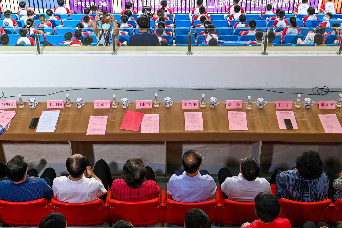 阐述：A大学老师政治思想表现、工作态度、业务水平、业务能力