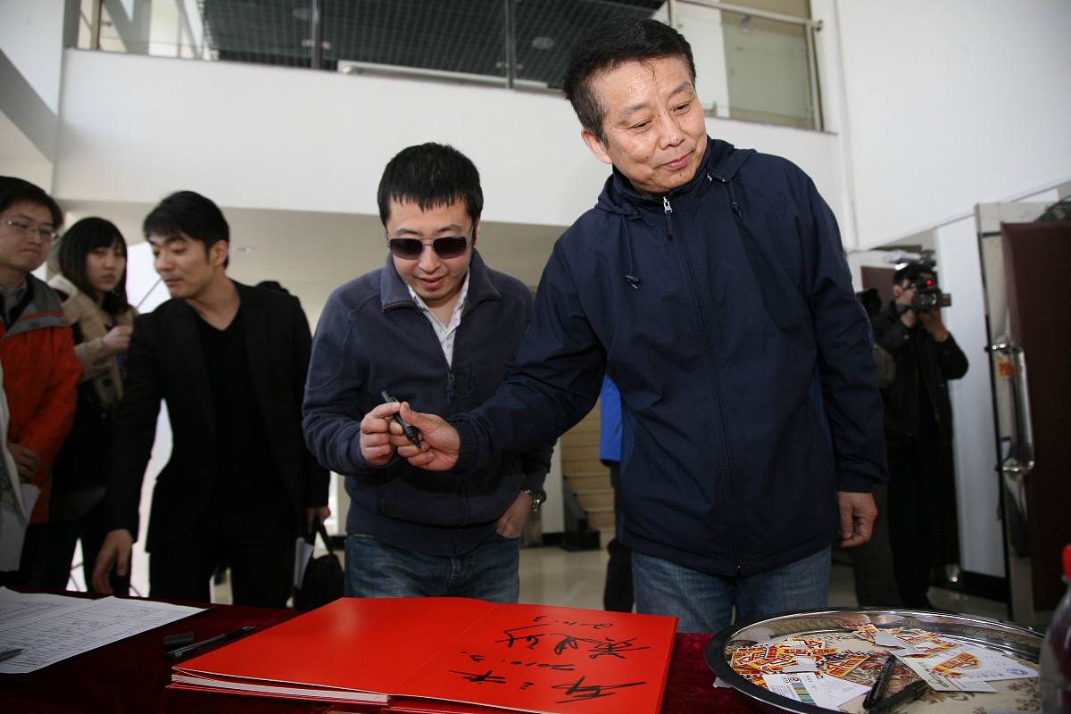 2010年3月26日,北京,《挑战命运的勇气》电视系列故事片发布会在京举