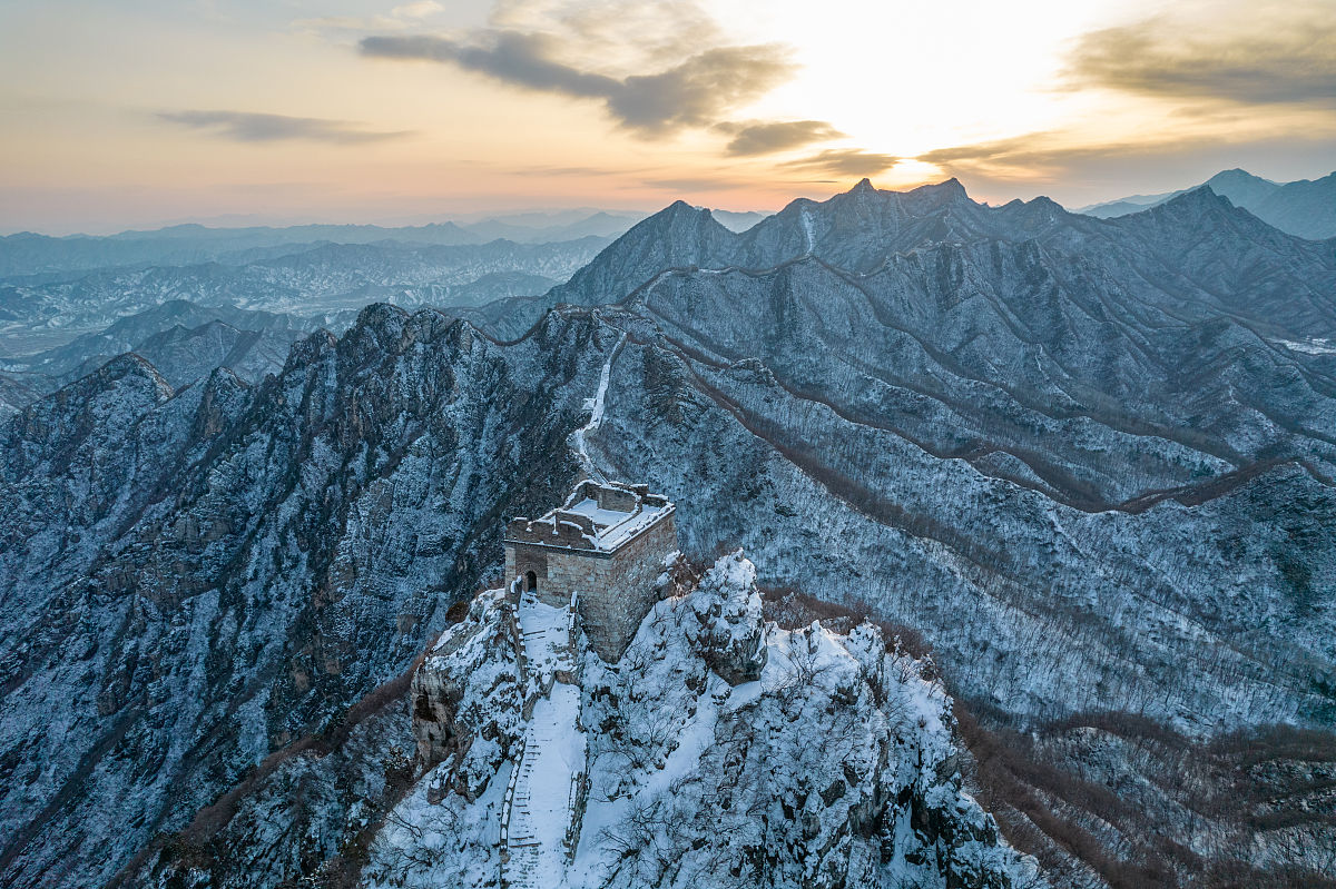 2022年3月19日,北京,春雪后箭扣长城日落雪景风光.