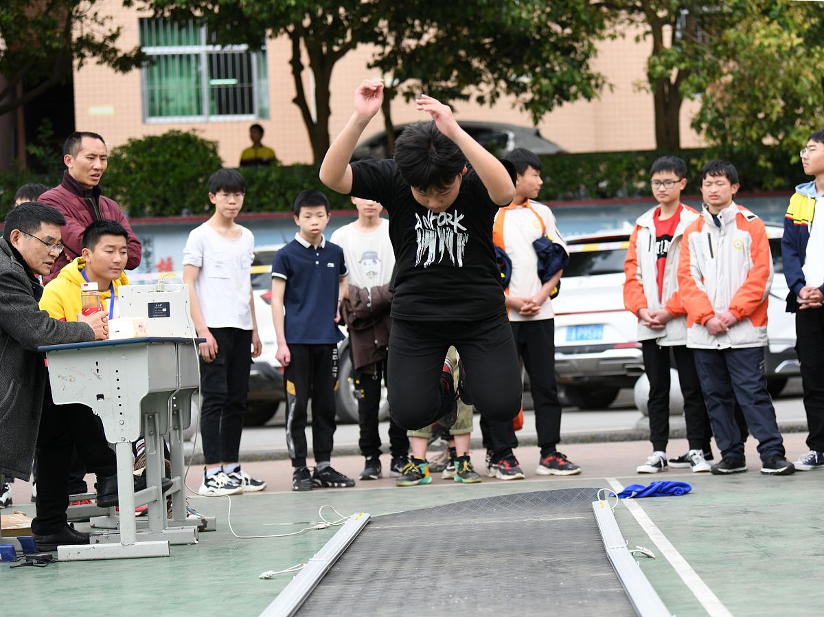 立定跳远滑行的距离算成绩不