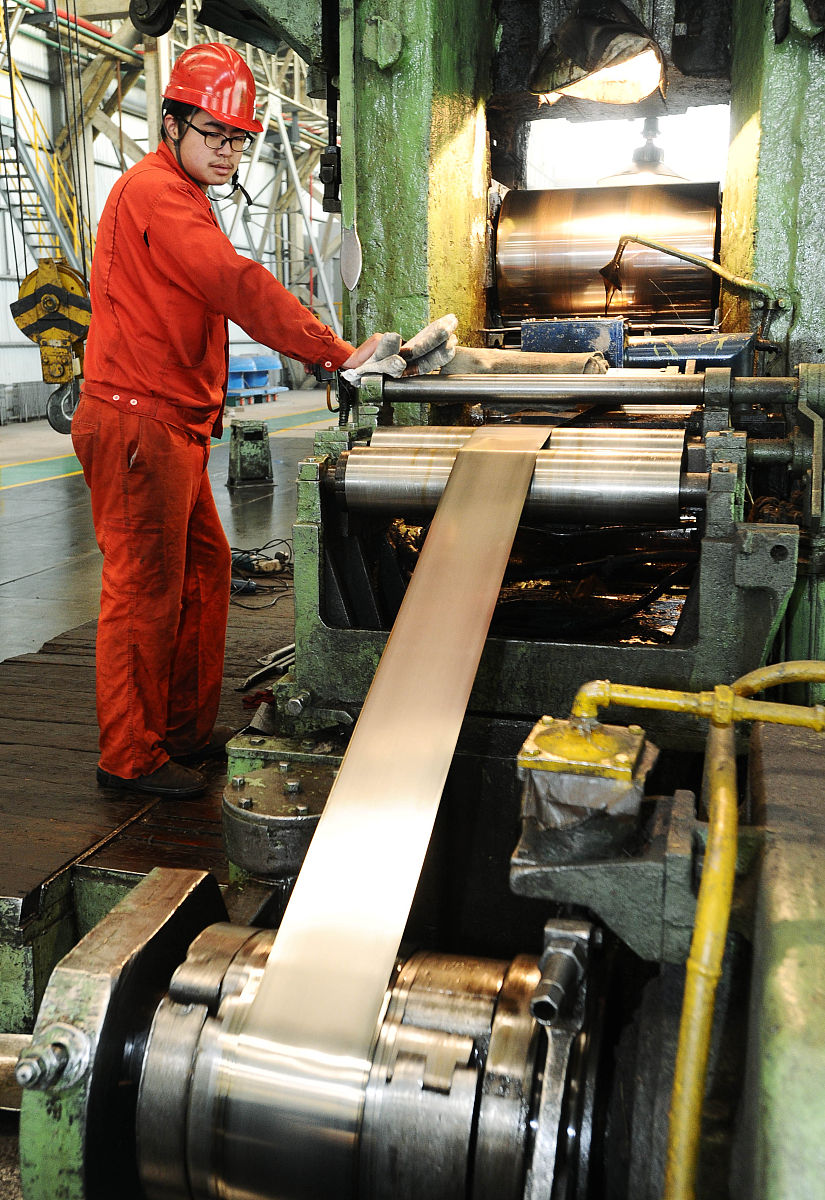 我是机械专业的学生今天上午去参观了铜板的熔炼加工过程包括熔炼拉卷惰性气体退火清洗和成品铜卷打包过程讲解员为我们介绍不同机器的不同作用。下午的时候我们去参观了发动机缸体加工工厂包括缸体粗加工和精加工还有曲轴的加工包括粗加工精加工钻孔和平衡校正最后淬火和低温回火后组装成品。请为我写一篇800字左右的实习日志。