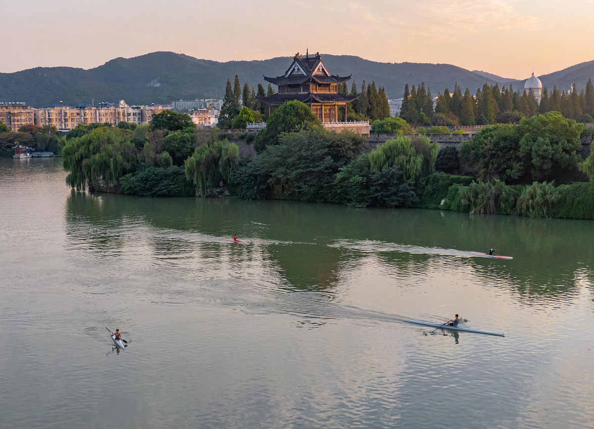 2020年9月17日,湖北省襄阳市,皮划艇运动员们在襄阳古城护城河进行训