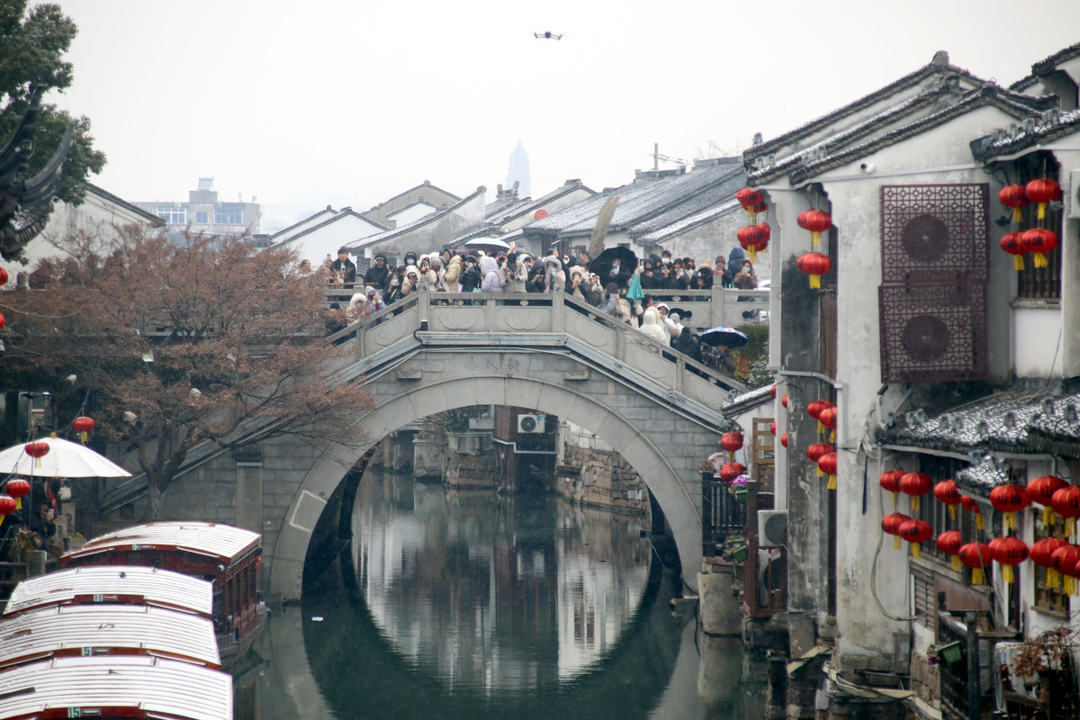 2026年1月20日,游客在江苏<strong>苏州</strong>山塘古街观赏拍摄雪景.
