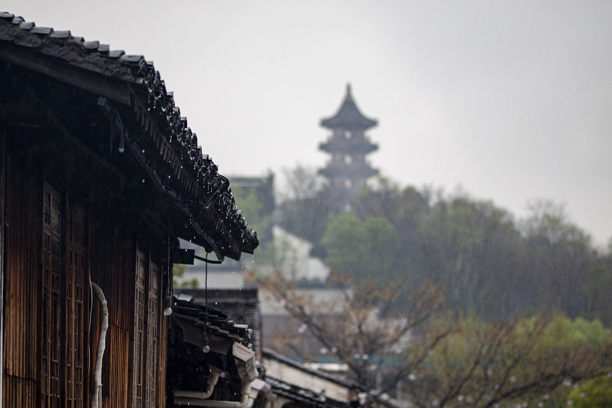 2020年3月29日,浙江绍兴,雨中的古城老街道,景区,河沿处处彰显江南美